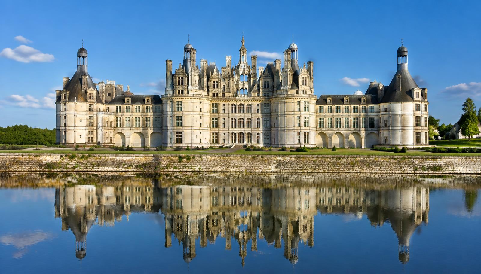Château de Chambord et son reflet dans l'eau sous un ciel bleu